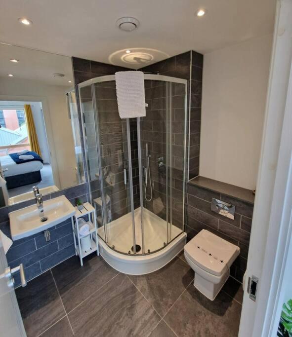Modern Apartment, Sleeps 6, Belfast City Centre Zewnętrze zdjęcie